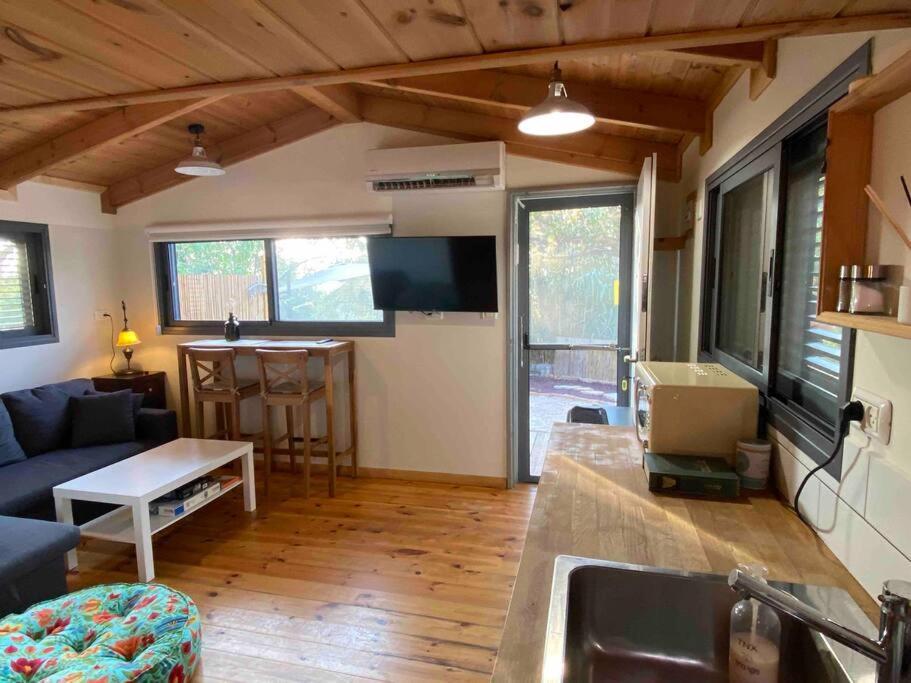 Bit Cabin Near The Airport Kfar Daniel Exterior foto